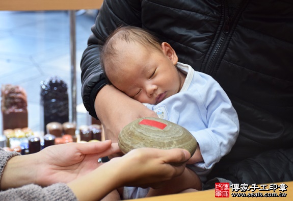 剃胎毛、滿月剃頭、嬰兒剃頭、嬰兒理髮、嬰兒剃髮、嬰兒剃胎毛、嬰兒滿月剃頭、寶寶剃頭、剃胎毛儀式、剃胎毛吉祥話、滿月剃頭儀式、滿月剃頭吉祥話、寶寶剃胎毛、寶寶滿月剃頭理髮、 台中市北區剃胎毛、台中市北區滿月剃頭、台中市北區嬰兒剃頭剃胎毛、台中市北區嬰兒理髮、台中市北區嬰兒剃髮、陳寶寶(台中市北區嬰兒寶寶滿月剃頭理髮、免費嬰兒剃胎毛儀式吉祥話)。中國風會場，爸媽寶貝免費穿「日中韓」古裝禮服。專業拍照、DVD光碟、證書。★購買「臍帶章、肚臍章、胎毛筆刷印章」贈送：剃頭、收涎、抓周，三選一。2015.12.28 照片5